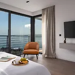 Deluxe Nitia With 4 Bedrooms 550m From Sandy *