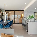 Deluxe Nitia With 4 Bedrooms 550m From Sandy Villa