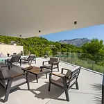 Deluxe Nitia With 4 Bedrooms 550m From Sandy *