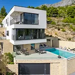 Deluxe Nitia With 4 Bedrooms 550m From Sandy