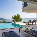 Deluxe Nitia With 4 Bedrooms 550m From Sandy *