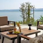 Deluxe Nitia With 4 Bedrooms 550m From Sandy Villa