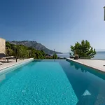 Deluxe Nitia With 4 Bedrooms 550m From Sandy