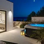 Deluxe Nitia With 4 Bedrooms 550m From Sandy Duće