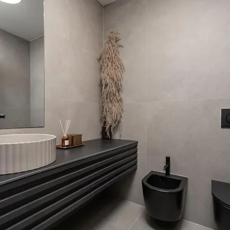Deluxe Nitia With 4 Bedrooms 550m From Sandy *