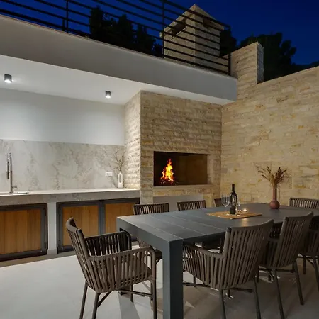 Deluxe Nitia With 4 Bedrooms 550m From Sandy Duce