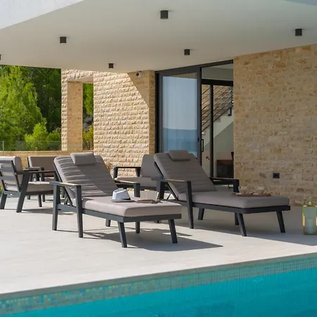 Deluxe Nitia With 4 Bedrooms 550m From Sandy Villa