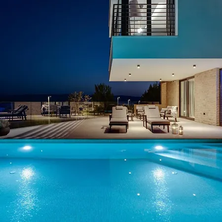 빌라 Deluxe Nitia With 4 Bedrooms 550m From Sandy