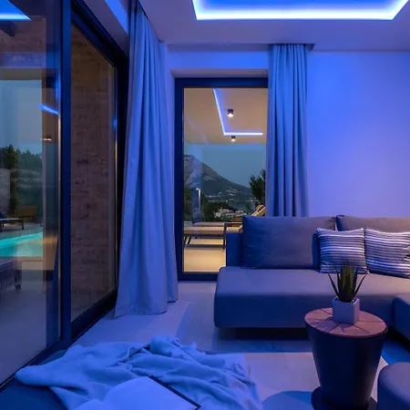 Deluxe Nitia With 4 Bedrooms 550m From Sandy *