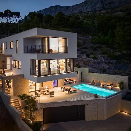 Deluxe Nitia With 4 Bedrooms 550m From Sandy Duce