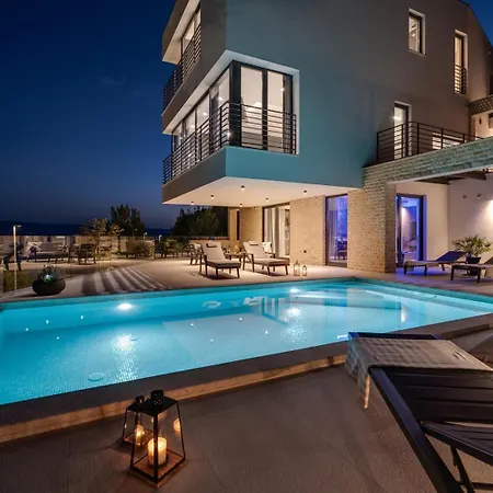 빌라 Deluxe Nitia With 4 Bedrooms 550m From Sandy *