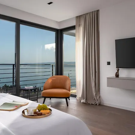 Deluxe Nitia With 4 Bedrooms 550m From Sandy *