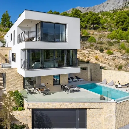 Deluxe Nitia With 4 Bedrooms 550m From Sandy