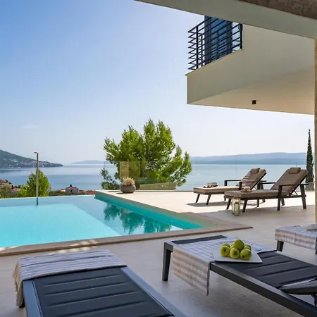 Deluxe Nitia With 4 Bedrooms 550m From Sandy *