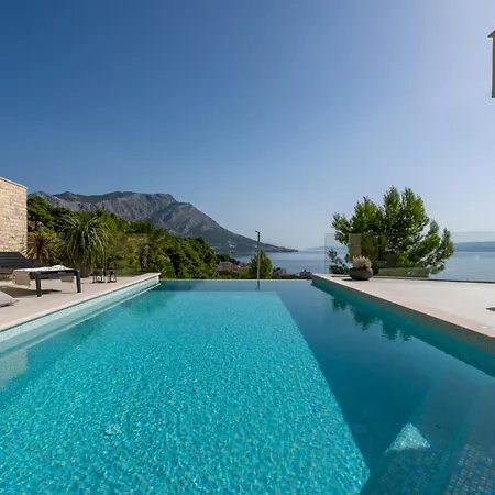 Deluxe Nitia With 4 Bedrooms 550m From Sandy