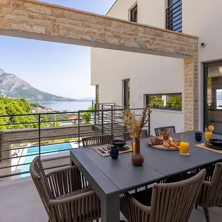 Deluxe Nitia With 4 Bedrooms 550m From Sandy