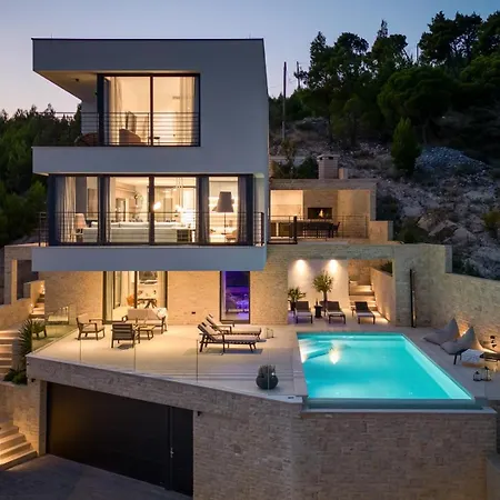 Deluxe Nitia With 4 Bedrooms 550m From Sandy Villa