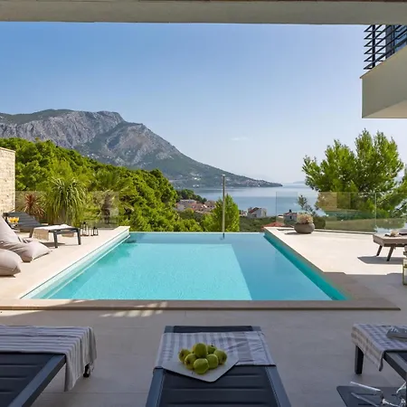 Deluxe Nitia With 4 Bedrooms 550m From Sandy *