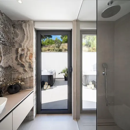 Deluxe Nitia With 4 Bedrooms 550m From Sandy *