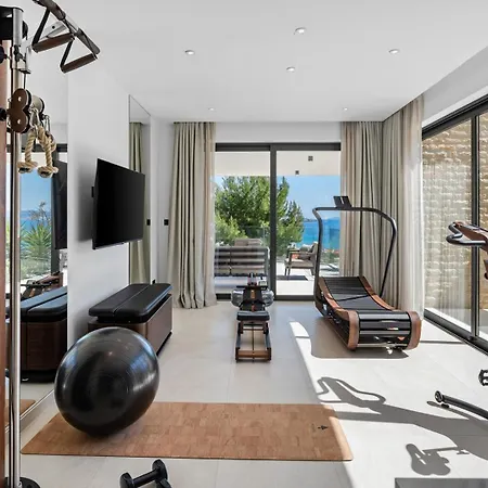 Deluxe Nitia With 4 Bedrooms 550m From Sandy