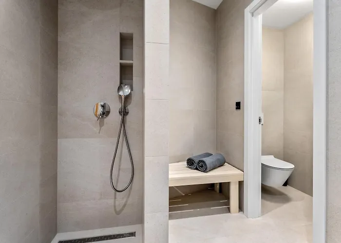 Deluxe Nitia With 4 Bedrooms 550m From Sandy *